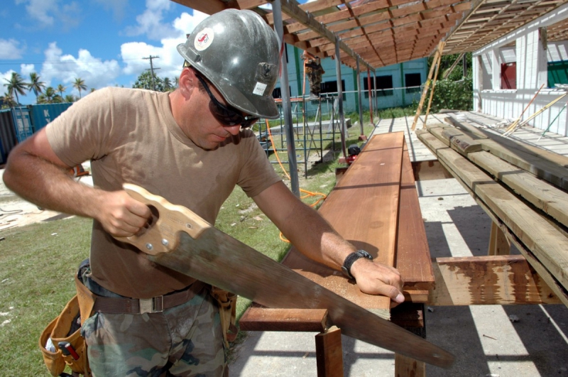 menuisier-SEILLANS-min_worker_construction_building_carpenter_male_job_build_helmet-893290